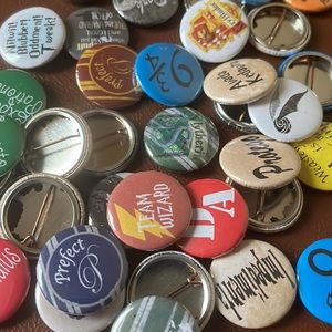 Bag of over 100 Harry Potter themed pins